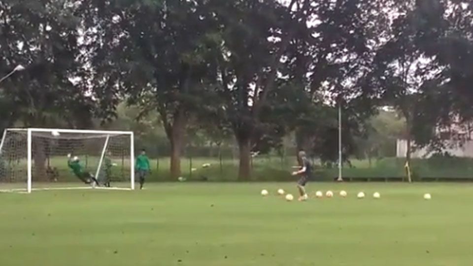 Latihan kiper seleksi Timnas U-22 di Lapangan Sekolah Pelita Harapan (SPH) Karawaci. Copyright: © INDOSPORT/Petrus Manus Da'Yerimon